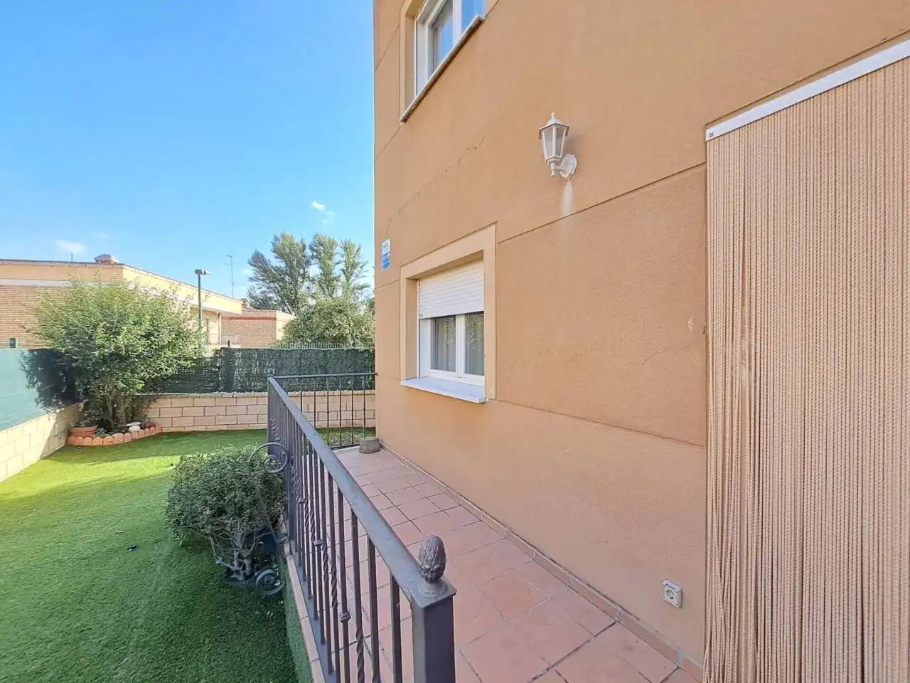 Vista exterior de Casa adosada en venta en Villagonzalo Pedernales con Calefacción, Jardín privado y Terraza