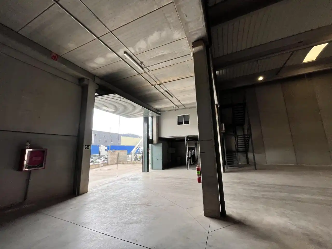 Nau industrial de lloguer en Cervelló amb Alarma