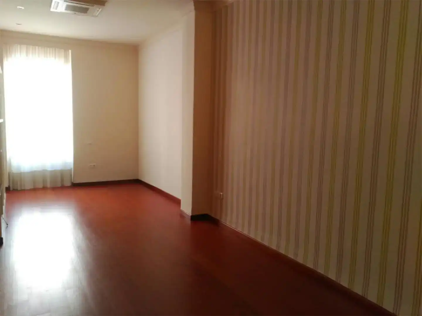 Flat for rent in  Valencia Capital  with Air Conditioner and Balcony