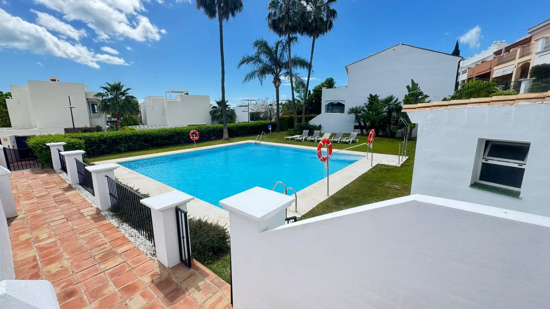 Piscina de Casa adosada en venda en Estepona amb Aire condicionat, Calefacció i Terrassa