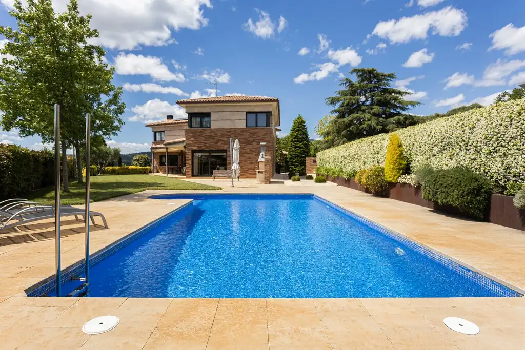 Piscina de Casa o xalet en venda en La Garriga amb Aire condicionat, Calefacció i Jardí privat