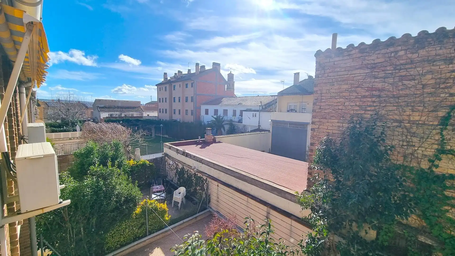 Außenansicht von Einfamilien-Reihenhaus zum Verkauf in Villanueva de Gállego mit Terrasse