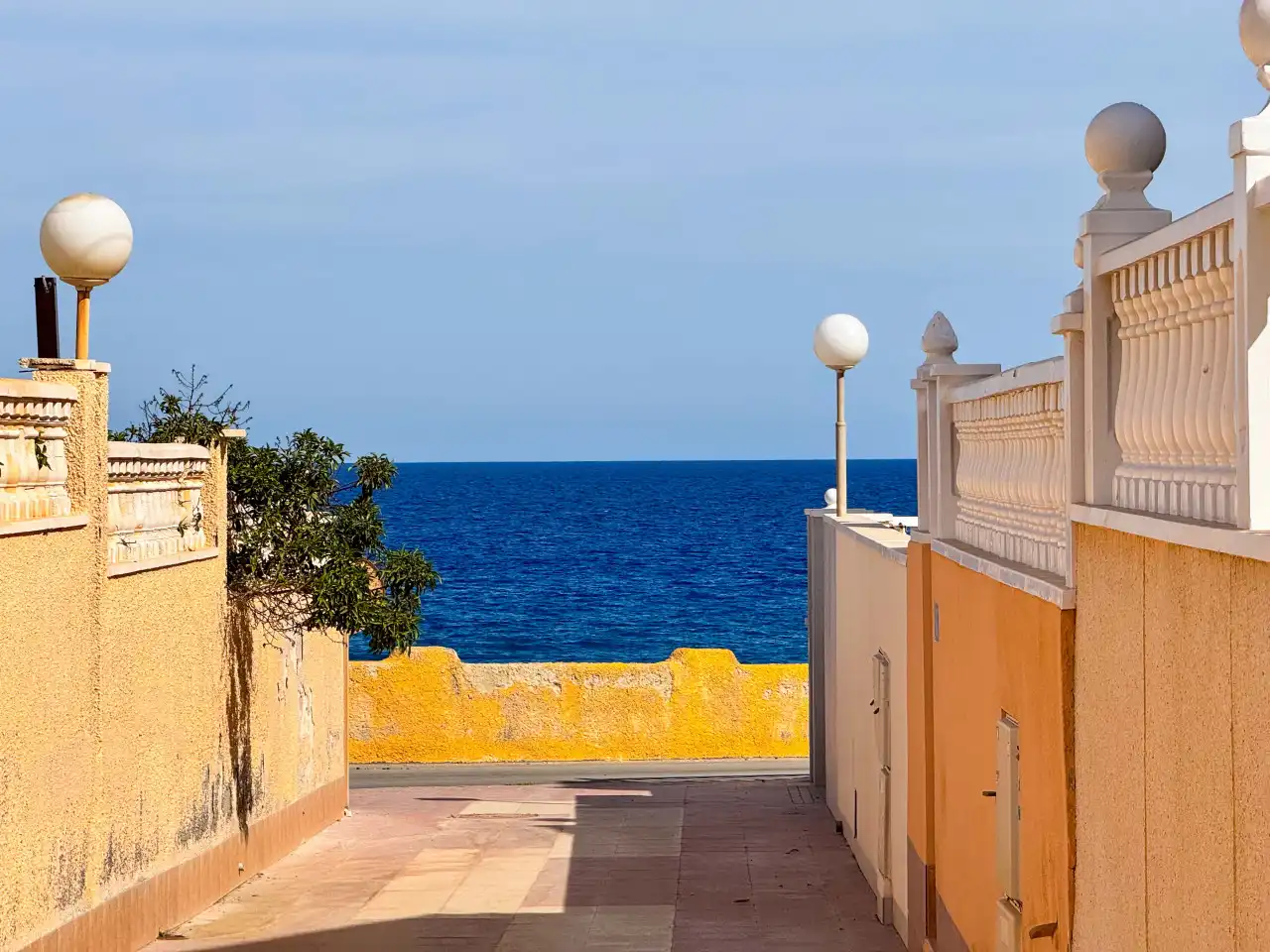 Vista exterior de Casa adosada en venda en Torrevieja amb Aire condicionat, Calefacció i Jardí privat