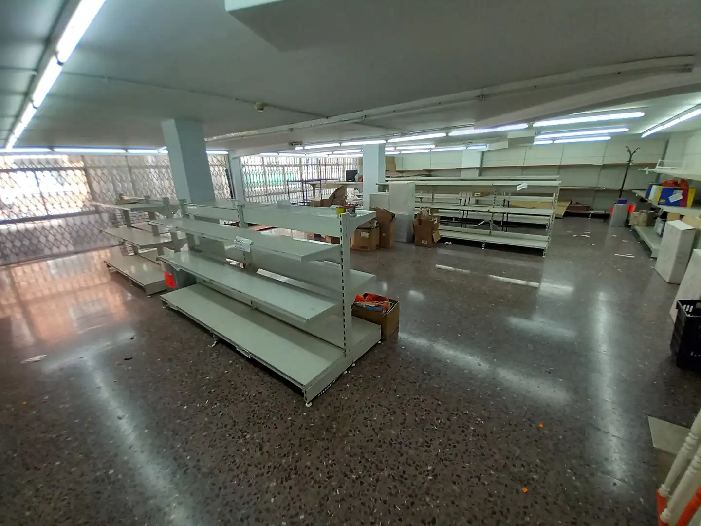 Local de alquiler en L'Hospitalet de Llobregat con Parquet