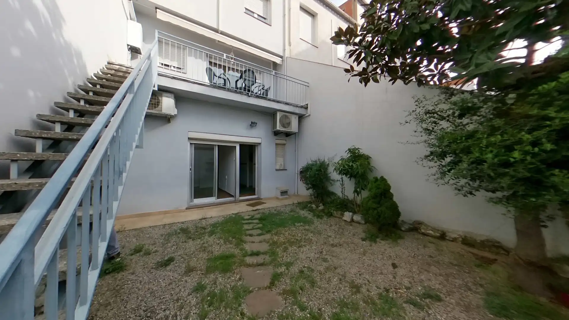 Terrasse von Einfamilien-Reihenhaus zum Verkauf in Sabadell mit Klimaanlage, Heizung und Privatgarten