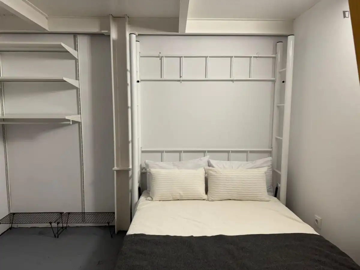 Dormitori de Apartament de lloguer en Madrid amb Aire condicionat, Moblat i Rentadora