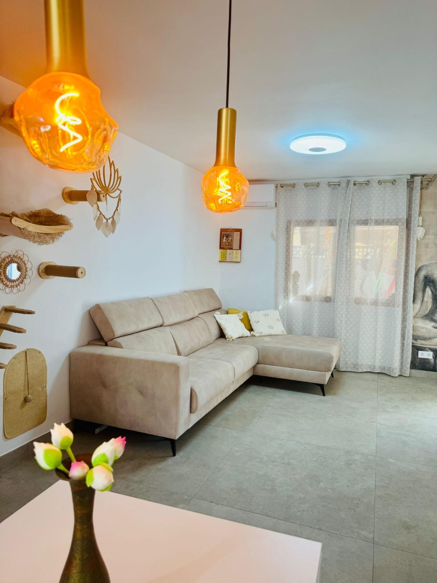 Sala d'estar de Casa o xalet en venda en La Nucia amb Jardí privat, Terrassa i Piscina comunitària