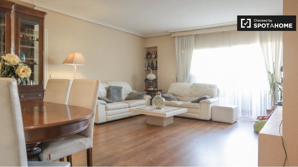 Living room of Flat to rent in  Madrid Capital  with Air Conditioner, Heating and Furnished