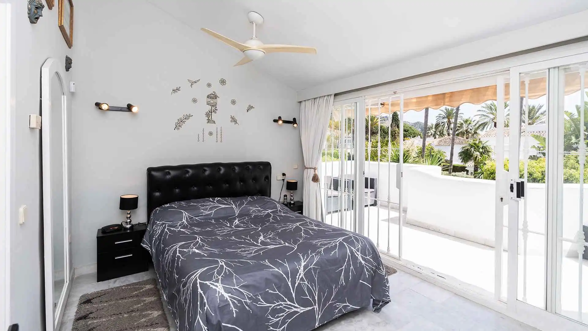 Dormitori de Casa adosada en venda en Marbella amb Aire condicionat, Jardí privat i Terrassa