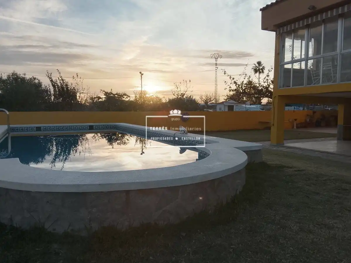 Piscina de Casa o xalet en venda en Castellón de la Plana / Castelló de la Plana amb Calefacció, Terrassa i Moblat