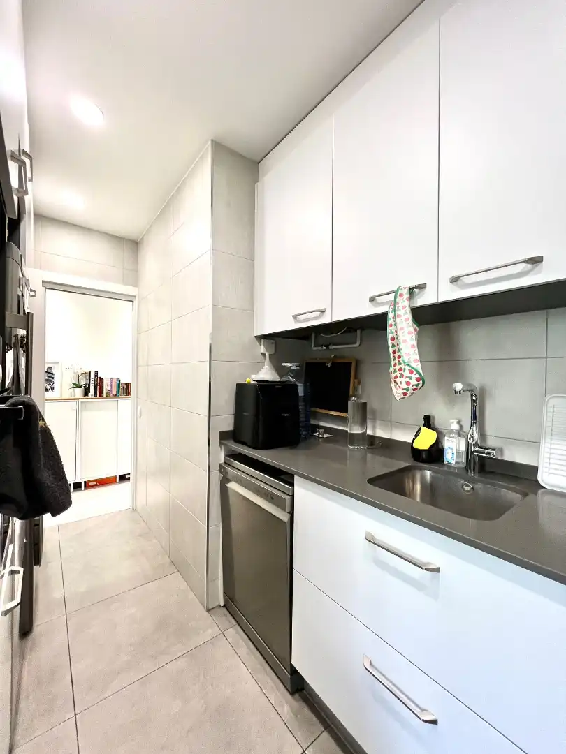 Küche von Wohnung zum Verkauf in Barcelona mit Heizung, Parkett und Balkon