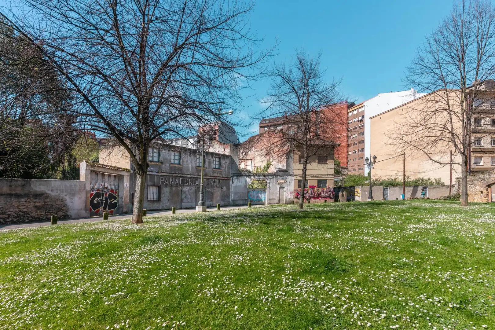 Vista exterior de Pis en venda en Oviedo  amb Calefacció, Moblat i Balcó