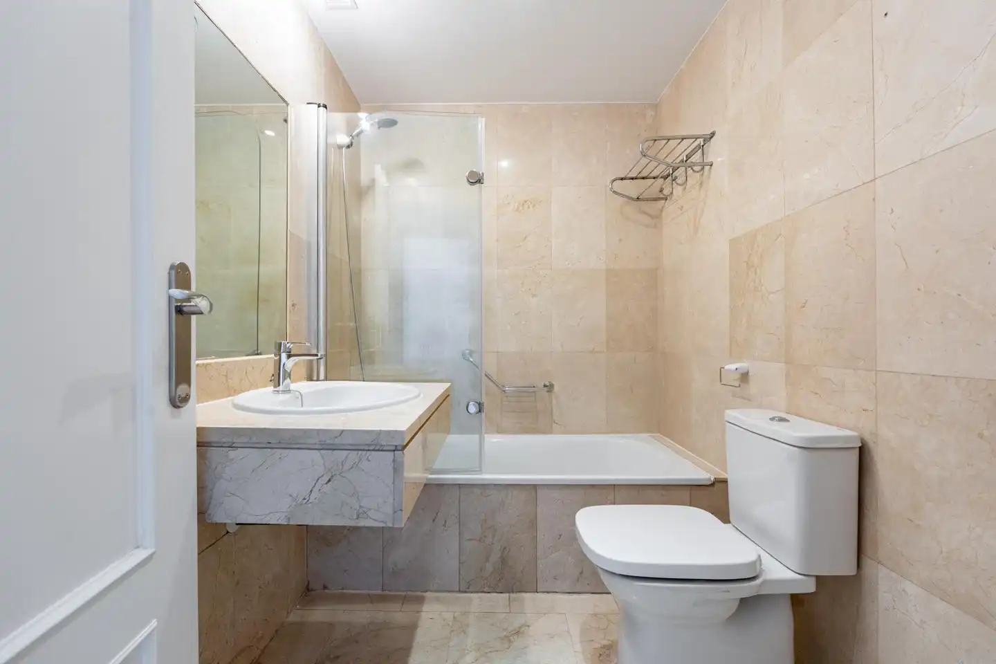 Bathroom of Attic for rent in Madrid  with Air Conditioner, Heating and Parquet flooring