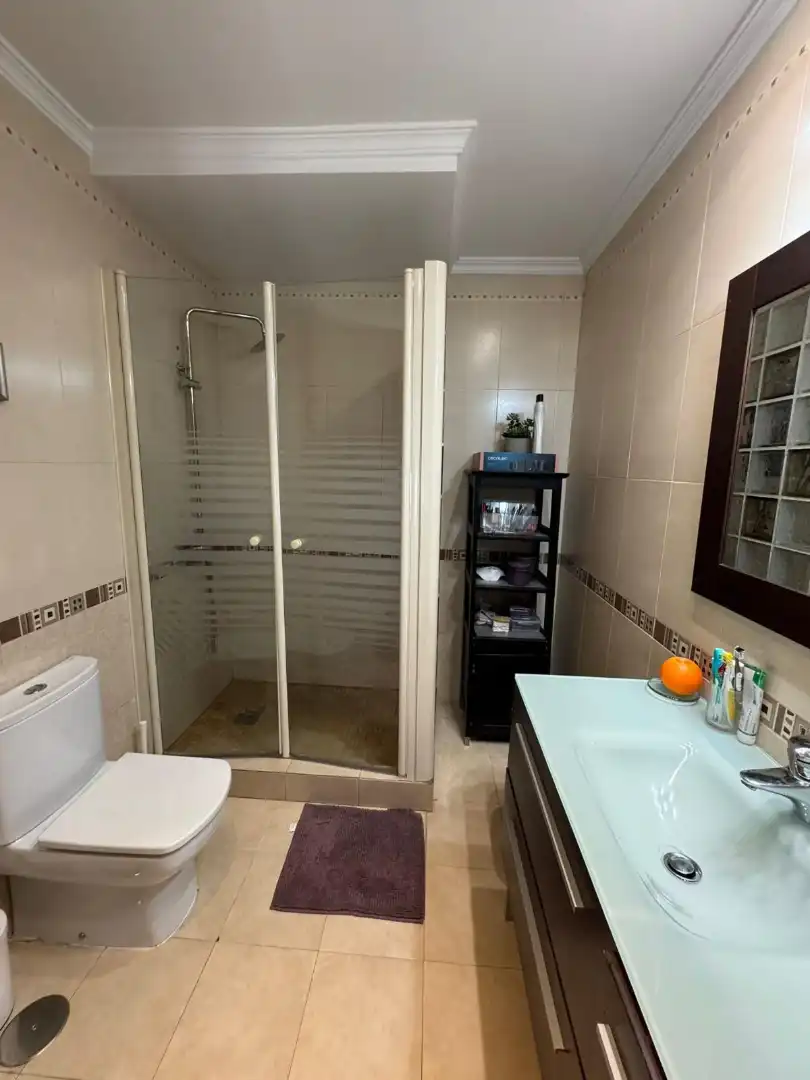 Badezimmer von Einfamilien-Reihenhaus zum Verkauf in Fuengirola mit Klimaanlage, Terrasse und Möbliert