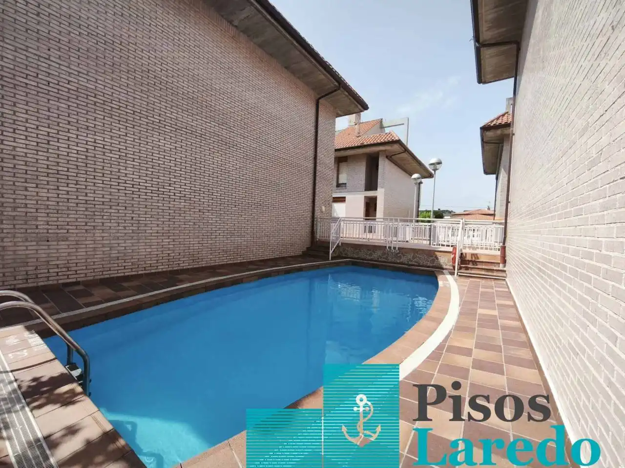 Schwimmbecken von Maisonette zum Verkauf in Laredo mit Heizung, Parkett und Terrasse