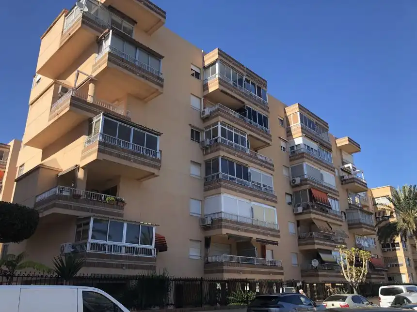 Außenansicht von Wohnungen zur Miete in Santa Pola mit Privatgarten, Terrasse und Möbliert