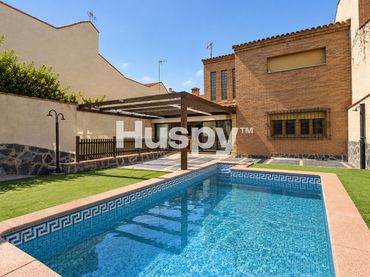 Chalet con balcón en venta en Calle Barriada del Santo