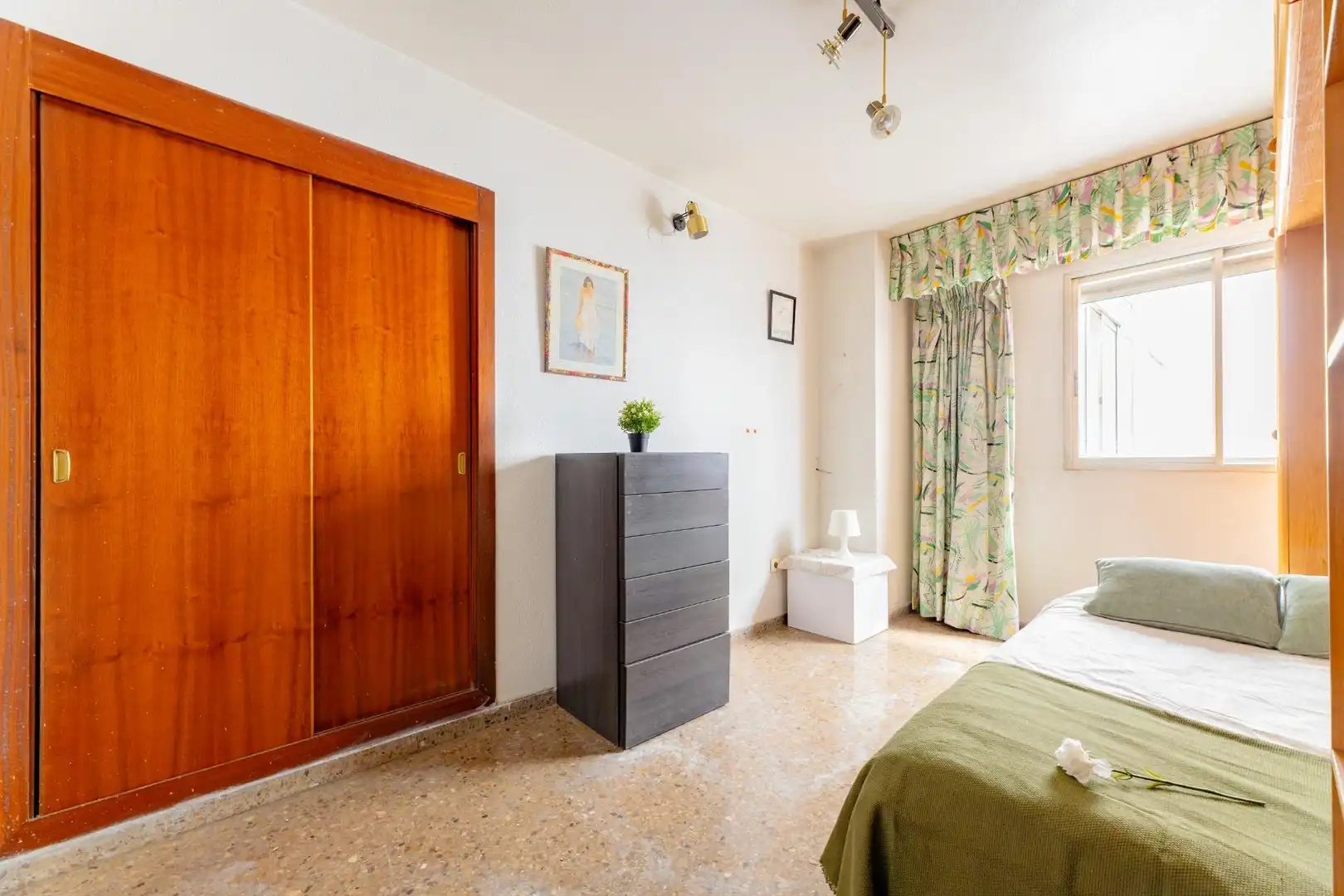 Habitación de Piso en venta en Valencia con Trastero, Balcón y Alarma