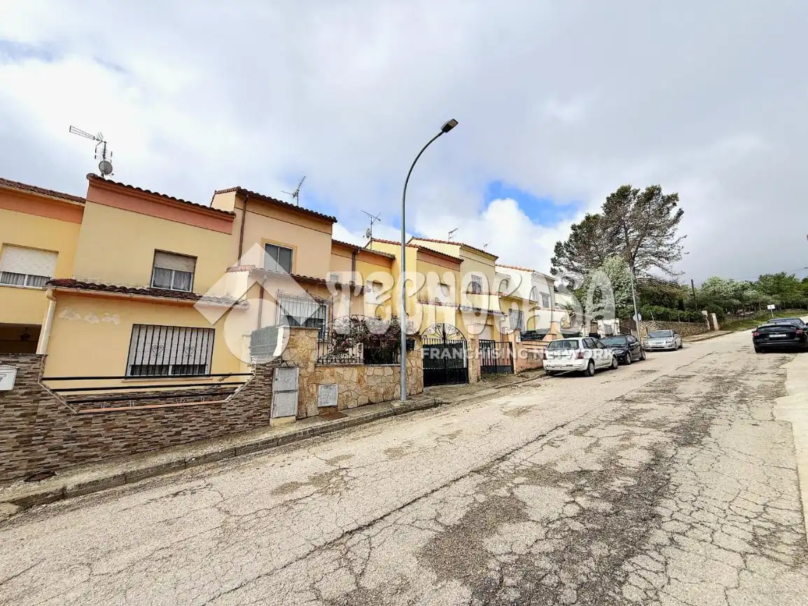 Vista exterior de Casa adosada en venta en Huete con Calefacción, Amueblado y Piscina comunitaria