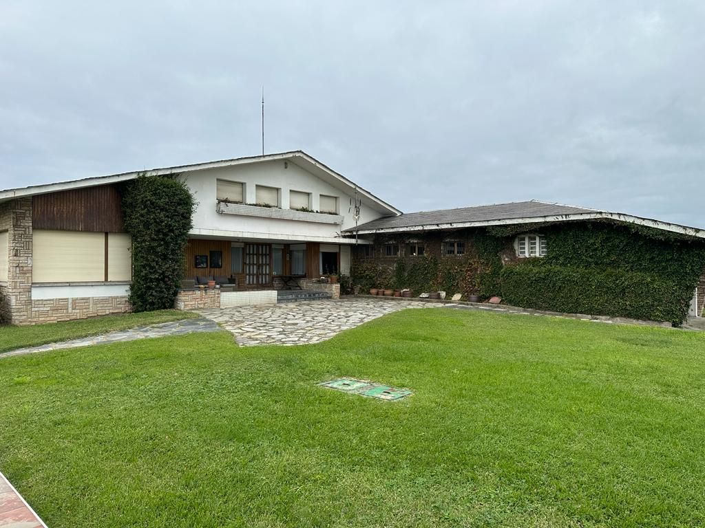 Vista exterior de Casa o xalet en venda en Gozón amb Calefacció, Jardí privat i Parquet
