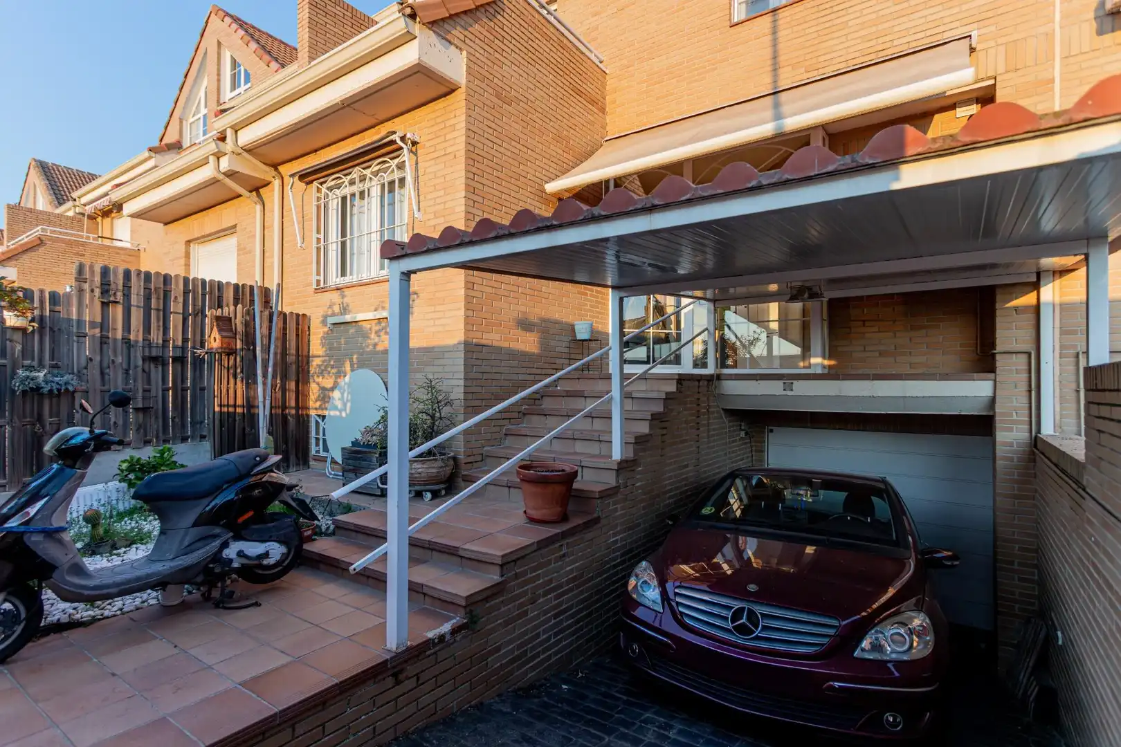 Aparcament de Casa adosada en venda en Valdemoro amb Calefacció, Jardí privat i Piscina comunitària