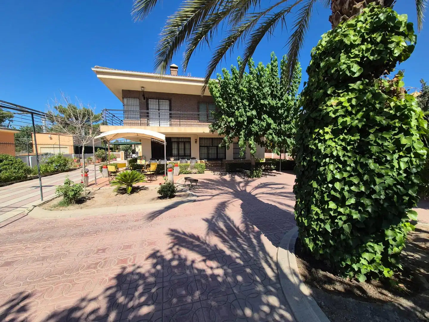 Vista exterior de Casa o xalet en venda en Elda amb Jardí privat, Terrassa i Traster