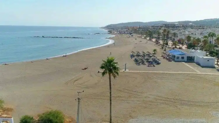 Vista exterior de Dúplex en venda en Manilva amb Aire condicionat, Jardí privat i Terrassa