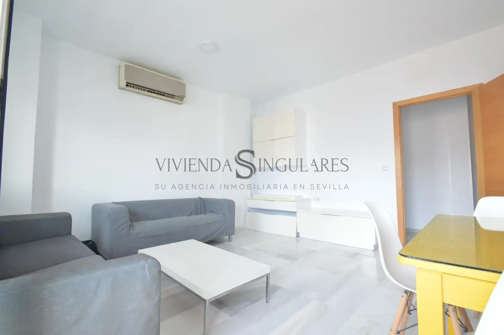 Sala de estar de Piso en venta en Sevilla con Aire acondicionado, Terraza y Piscina comunitaria