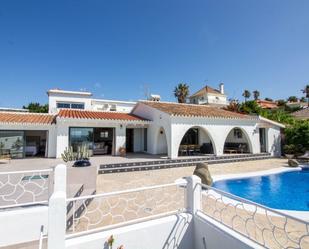 Vista exterior de Casa o xalet de lloguer en Manilva amb Aire condicionat, Jardí privat i Terrassa