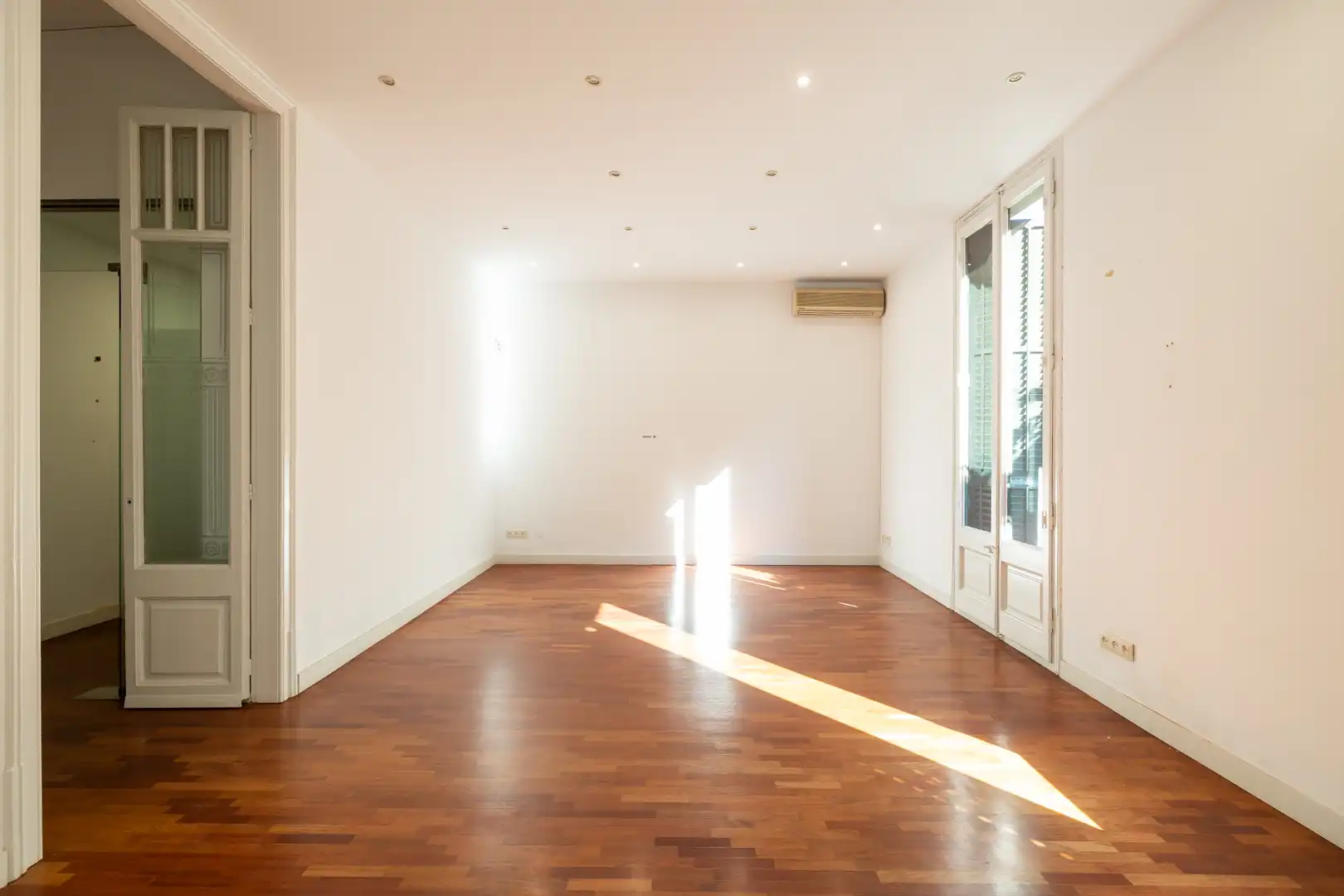 Wohnzimmer von Wohnung zum Verkauf in Barcelona mit Klimaanlage, Heizung und Parkett