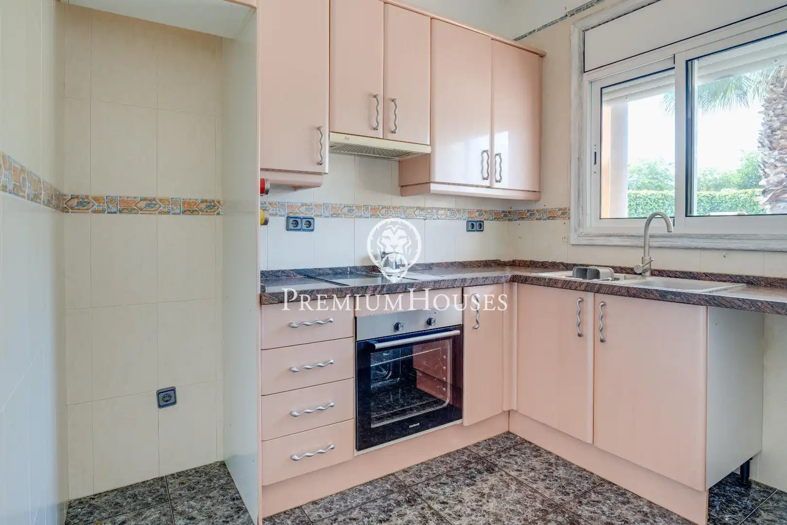 Cocina de Casa o chalet en venta en Vilanova i la Geltrú con Aire acondicionado, Calefacción y Jardín privado
