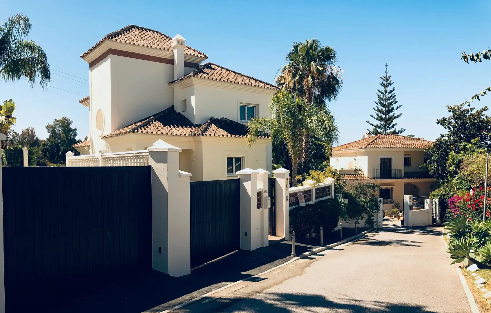Vista exterior de Casa o xalet en venda en Marbella amb Aire condicionat, Calefacció i Jardí privat