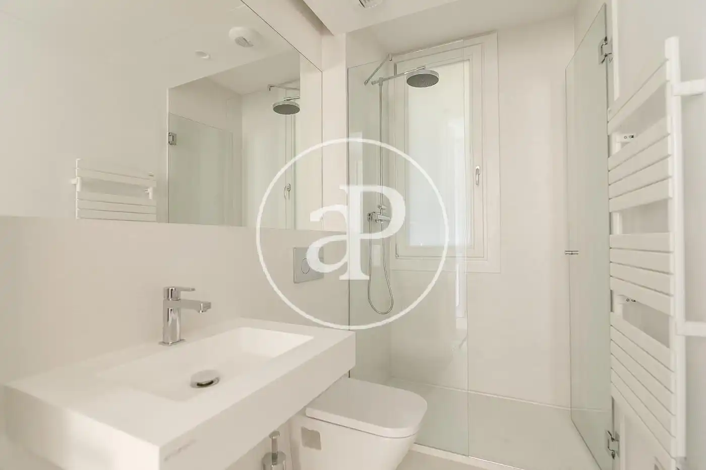 Badezimmer von Wohnung zur Miete in Barcelona mit Klimaanlage, Heizung und Möbliert