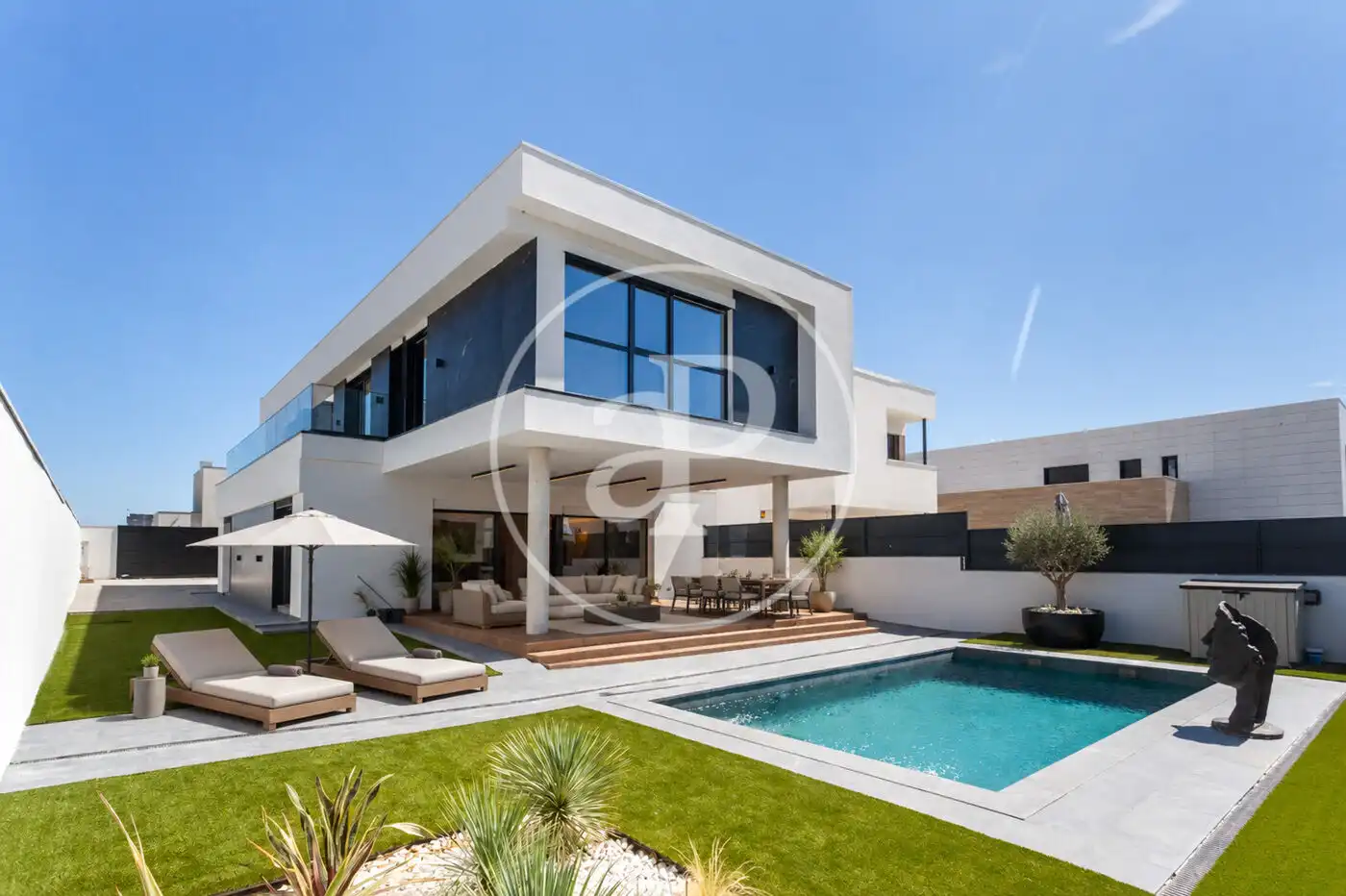 Casa aparellada amb piscina en venda a C. Tallín