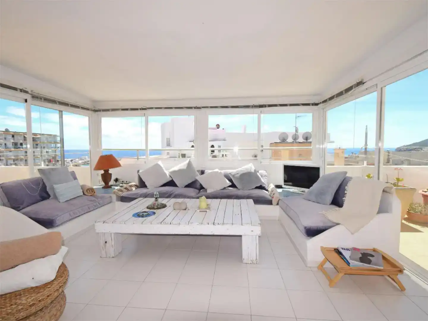 Wohnzimmer von Dachboden zur Miete in Santa Eulària des Riu mit Klimaanlage und Balkon