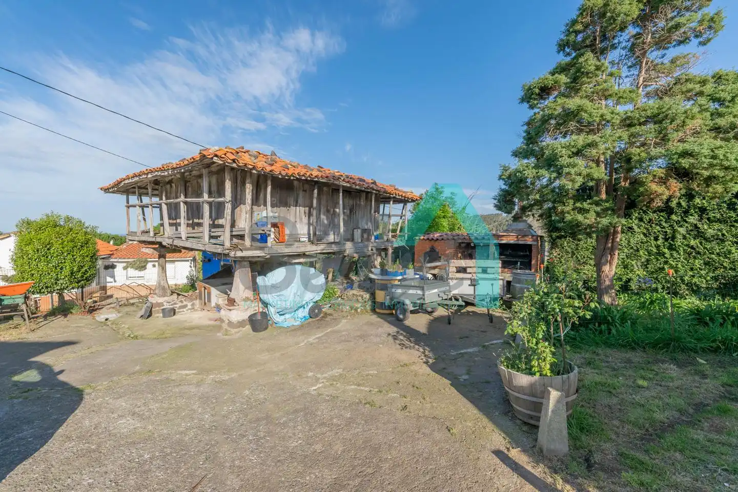 Vista exterior de Casa o xalet en venda en Castrillón amb Calefacció, Jardí privat i Parquet
