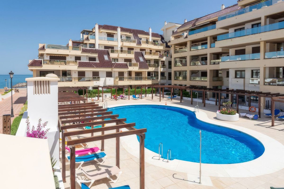 Vista exterior de Planta baixa en venda en Manilva amb Aire condicionat, Terrassa i Sauna