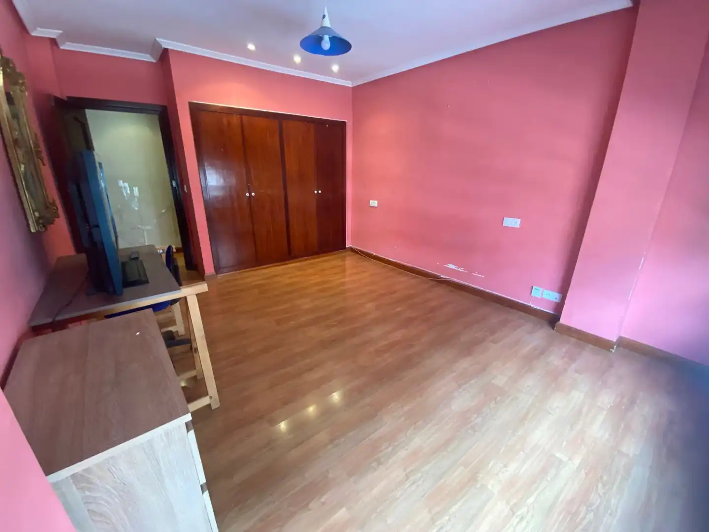 Dormitori de Pis en venda en Oviedo  amb Calefacció, Terrassa i Traster