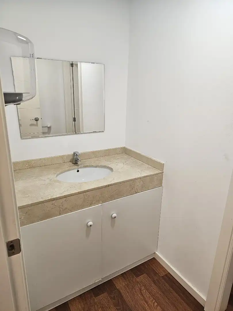 Baño de Oficina de alquiler en  Palma de Mallorca con Aire acondicionado, Calefacción y Internet