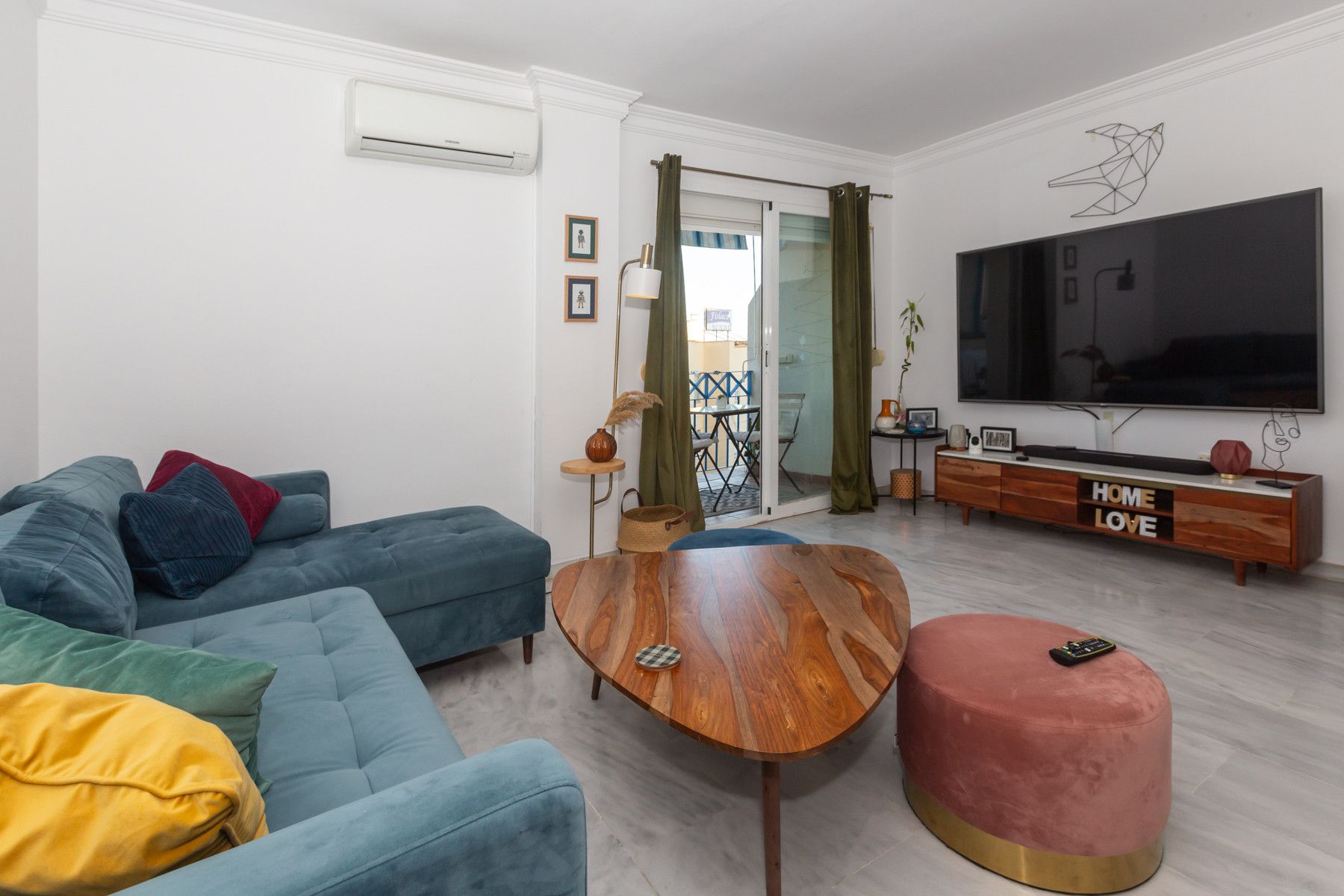 Living room of Flat for sale in Estepona  with Air Conditioner, Terrace and Swimming Pool