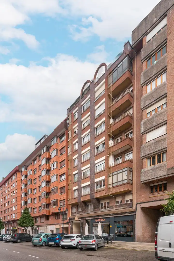 Vista exterior de Pis en venda en Oviedo  amb Terrassa i Moblat