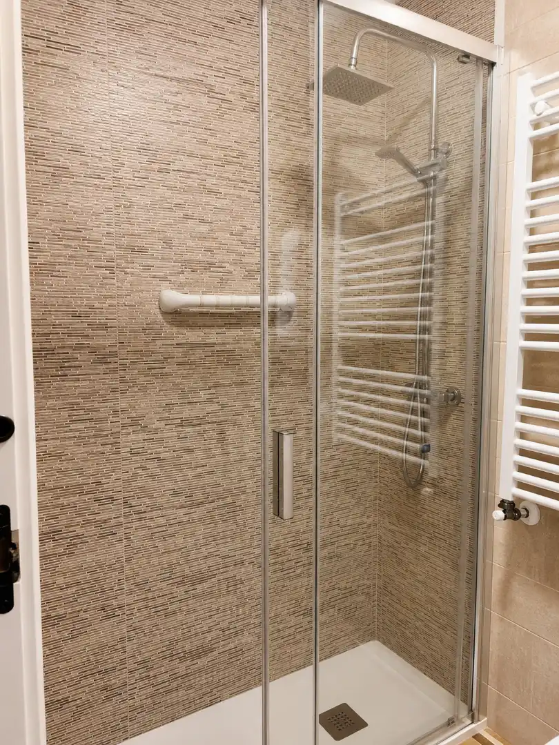 Baño de Piso de alquiler en Santander con Calefacción, Terraza y Horno