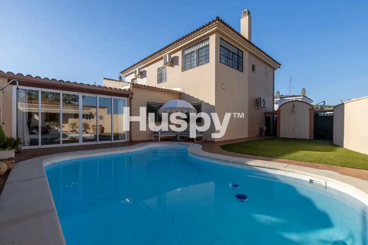 Semi-detached house with terrace for sale in Calle Menorca