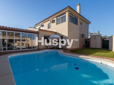 Casa aparellada amb balcó en venda a Gelves