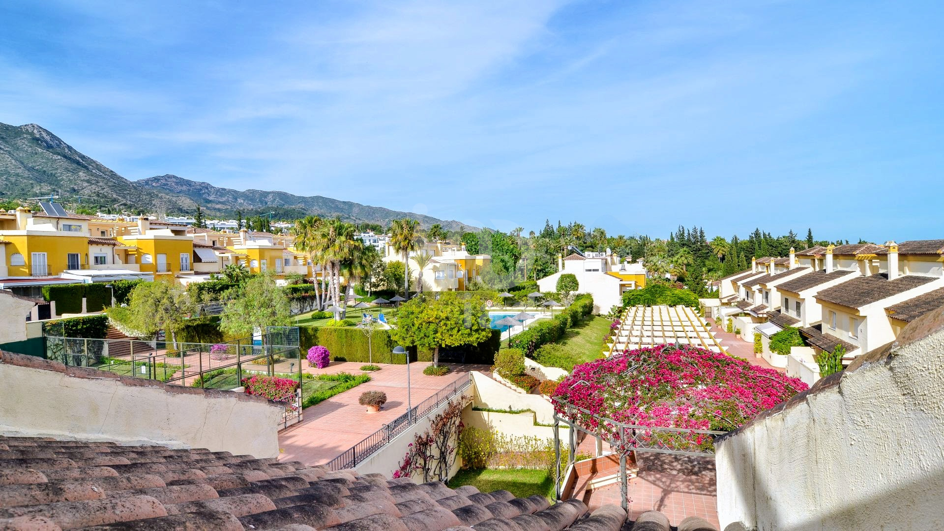 Vista exterior de Casa adosada en venta en Marbella con Aire acondicionado y Terraza