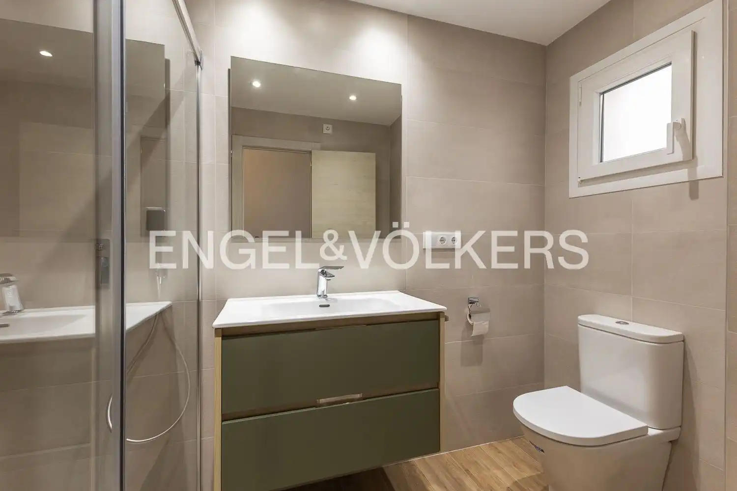 Baño de Piso de alquiler en Valencia con Calefacción y Balcón
