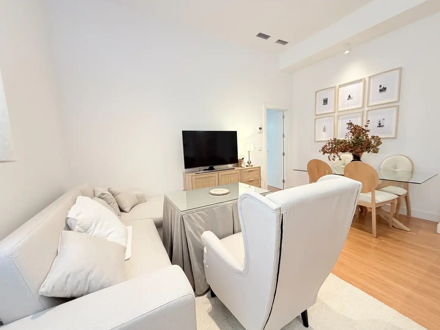 Living room of Apartments for rent in Sevilla  with Air Conditioner, Heating and Parquet flooring