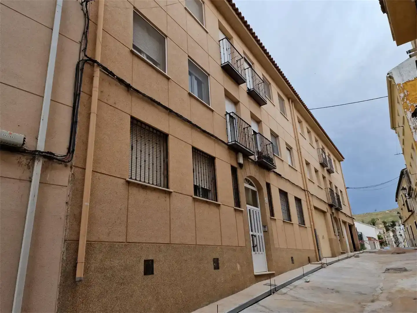Vista exterior de Pis en venda en Huete amb Parquet, Moblat i Balcó