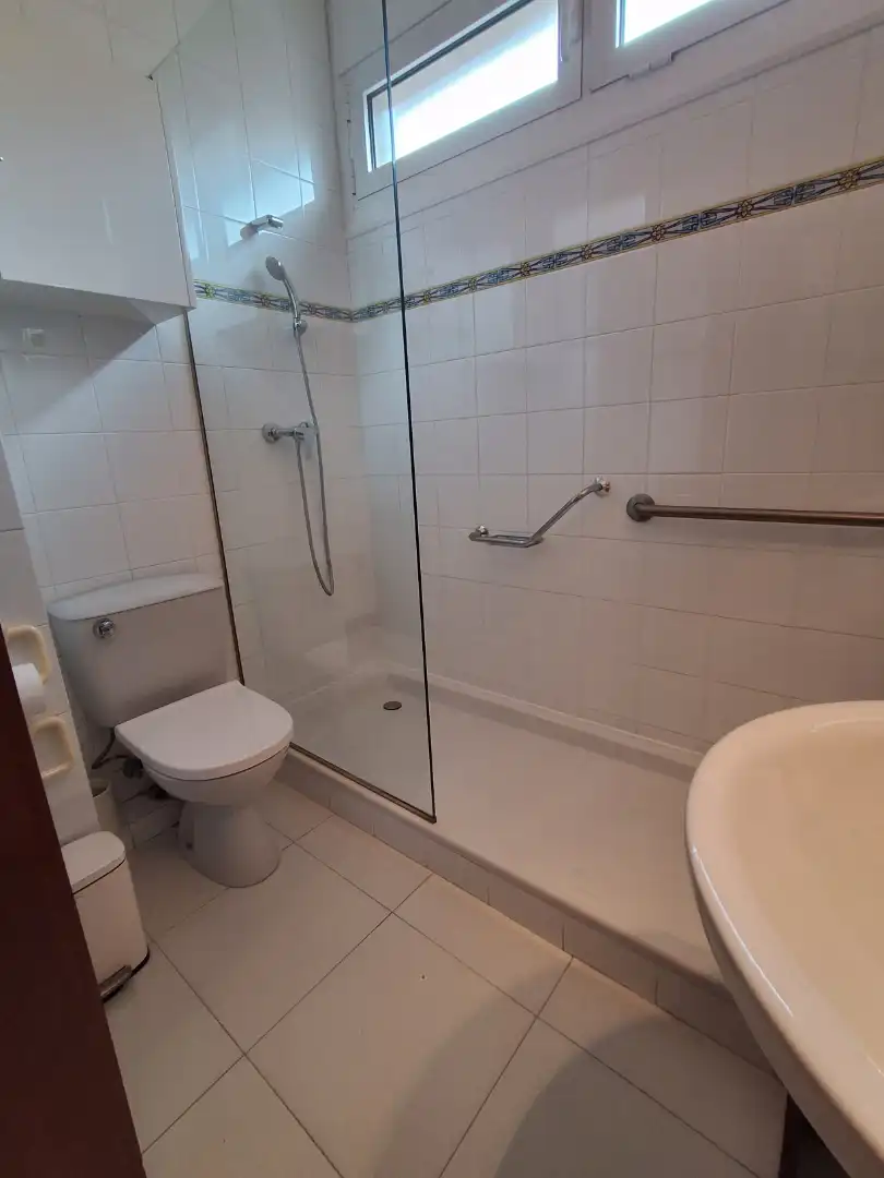 Badezimmer von Wohnung zum Verkauf in Barcelona mit Klimaanlage, Heizung und Parkett