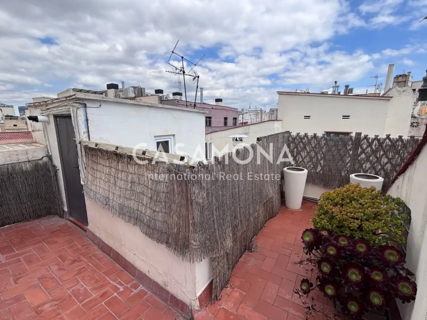 Außenansicht von Wohnungen zum Verkauf in Barcelona mit Klimaanlage, Heizung und Terrasse